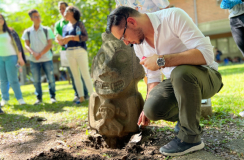 Chamán que agarra un niño es una de las nueve replicas de los monolitos de San Agustín que rodean el Museo Universitario de la Universidad de Antioquia. 