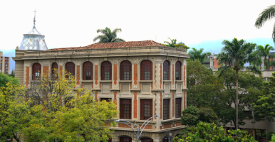 Niños y niñas disfrutando de las actividades pedagógicas del Museo de la Vida