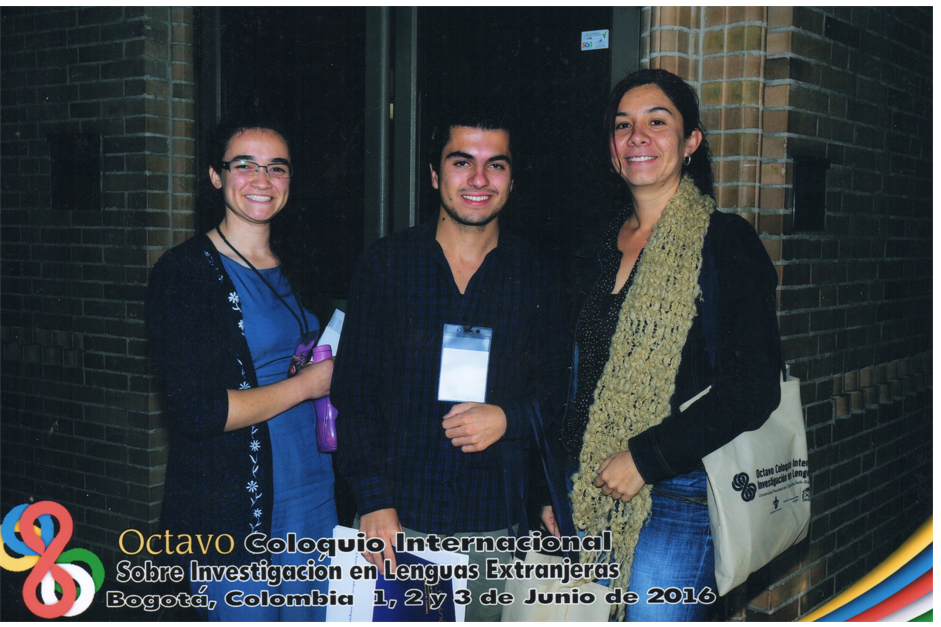 Fotografía de 3 integrantes del semillero InterAcción, en el marco del octavo coloquio internacional sobre investigación en lenguas extranjeras, en Bogotá, Colombia. El 1, 2 y 3 de junio de 2016.