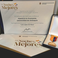 Foto del reconocimiento a la Maestría "La Orden a la Educación Superior y a la Fé Pública "Luis López Mesa""