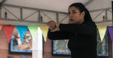 Mujer realizando una seña