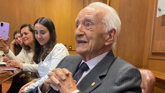 Un legado de solidaridad: la UdeA condecoró a Gabriel Isaza Botero con el Escudo de Oro