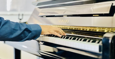 Plano detalle de un pianista tocando un teclado