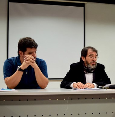 profesor Juan Argüelles conversando con el público.