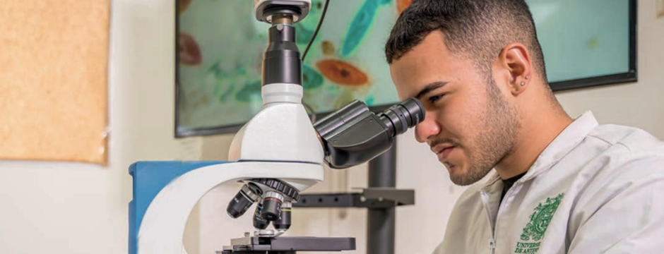 Estudiante del campus El Carmen de Viboral durante una práctica de laboratorio Estudiante del campus El Carmen de Viboral durante una práctica de laboratorio