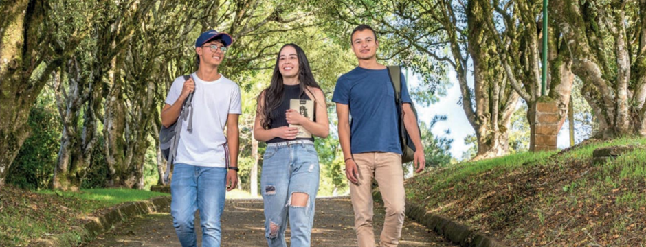 Estudiantes en el campus El Carmen de Viboral Estudiantes en el campus El Carmen de Viboral