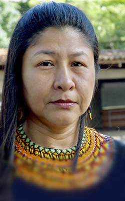 Profesora indígena  Dora Yagarí con un collar tradicional ebera