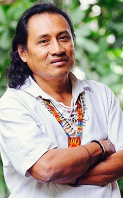 Profesor indígena de gunadule con vestido blanco y collares tradicionales de colores.