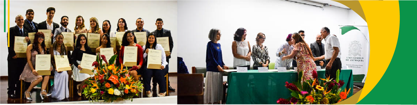 Fotografía de una ceremonia de grados, se observa a los y las estudiantes con sus diplomas, y a la mesa directica de grados