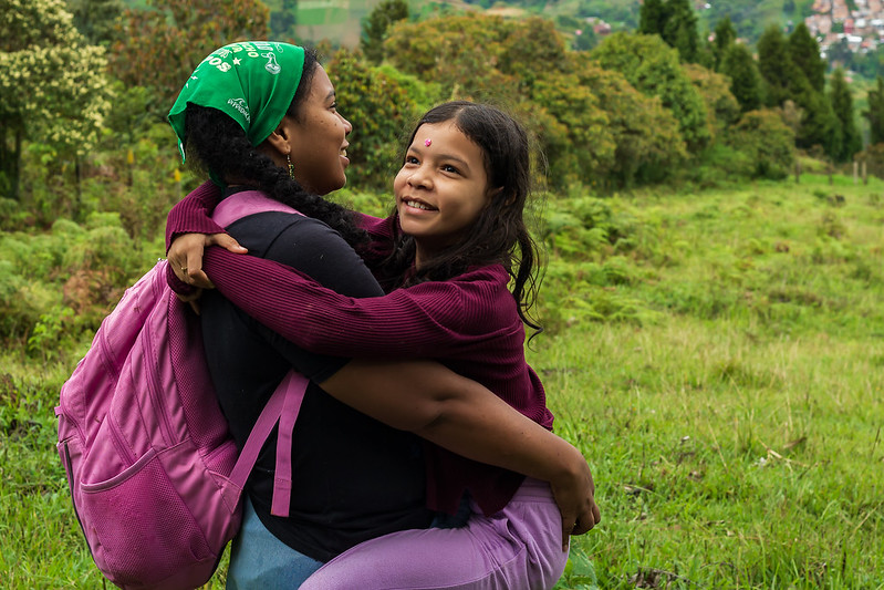 Tres mujeres a fuera de una casa
