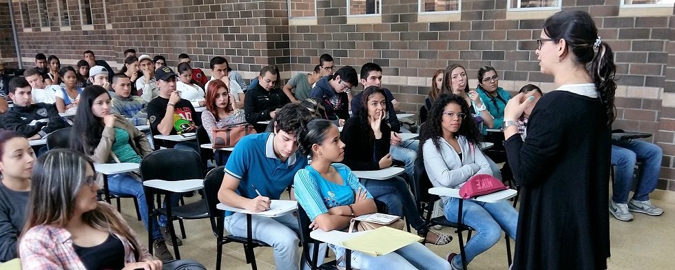 Estudiantes en clase Estudiantes en clase