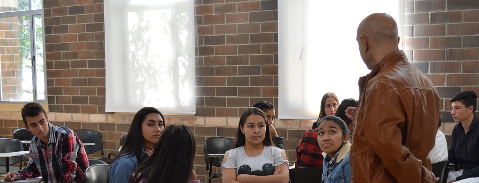 Estudiantes durante proceso de admisión Estudiantes durante proceso de admisión