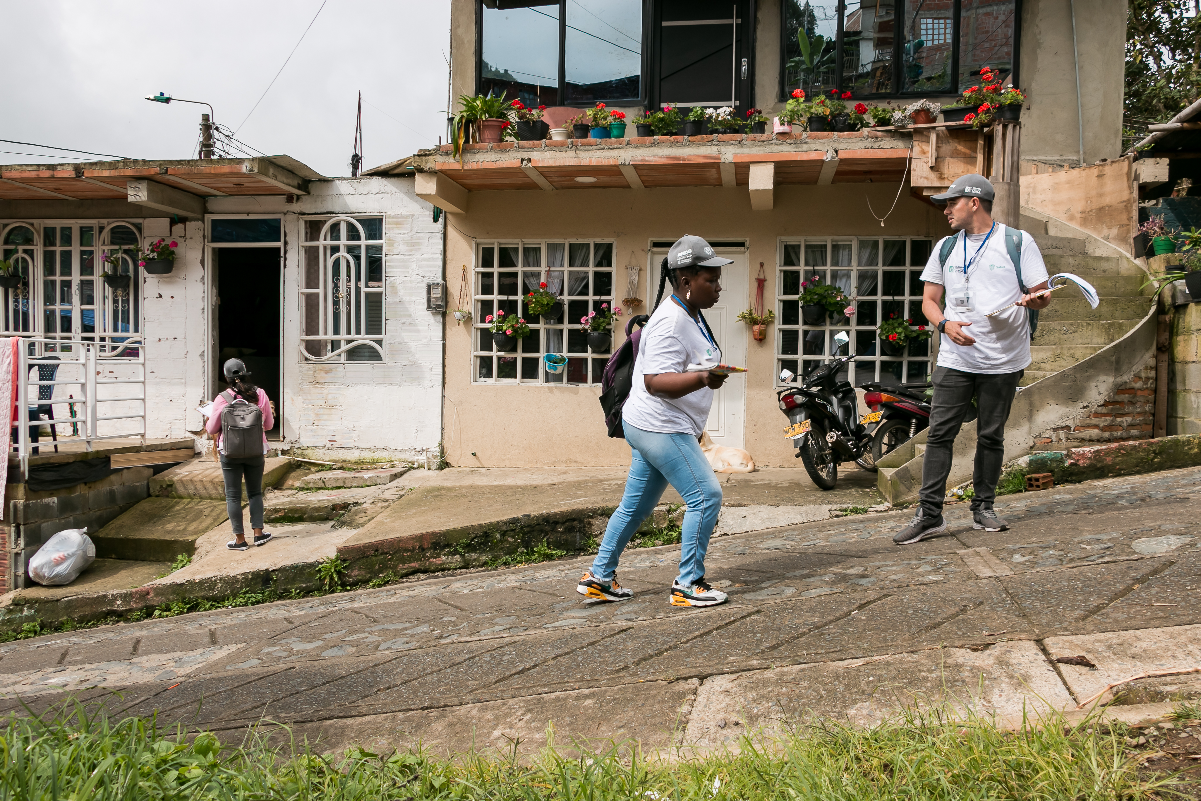 cuatro encuestadores revisando las planillas