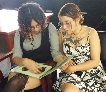 dos estudiantes mujeres leyendo un cuento infantil.
