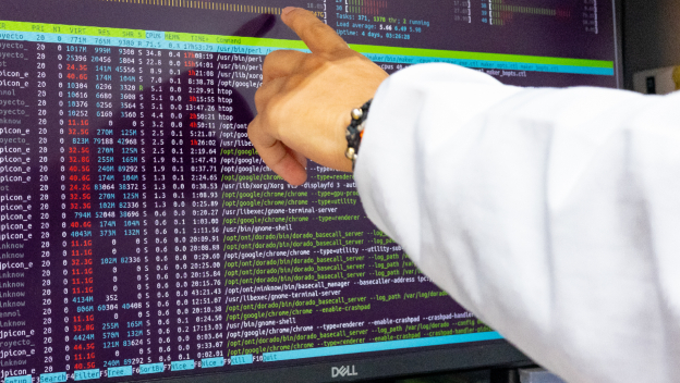 Ordenador con secuencia de datos que muestran un referente de Bid Data