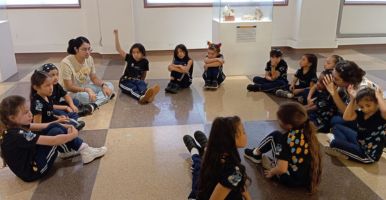 Niños y niñas disfrutando de las actividades pedagógicas del Museo de la Vida