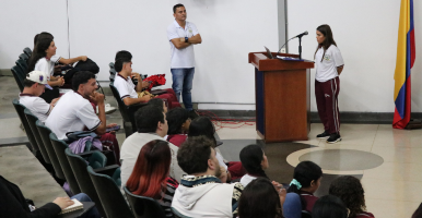 Tres íconos de siluetas de personas y una mano señalando al ícono de la mitad.