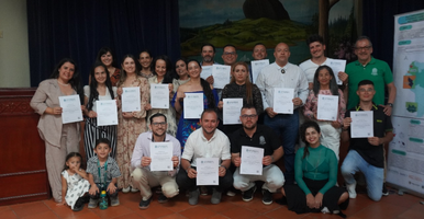 imagen de un investigador y una investigadora jóvenes en el laboratorio