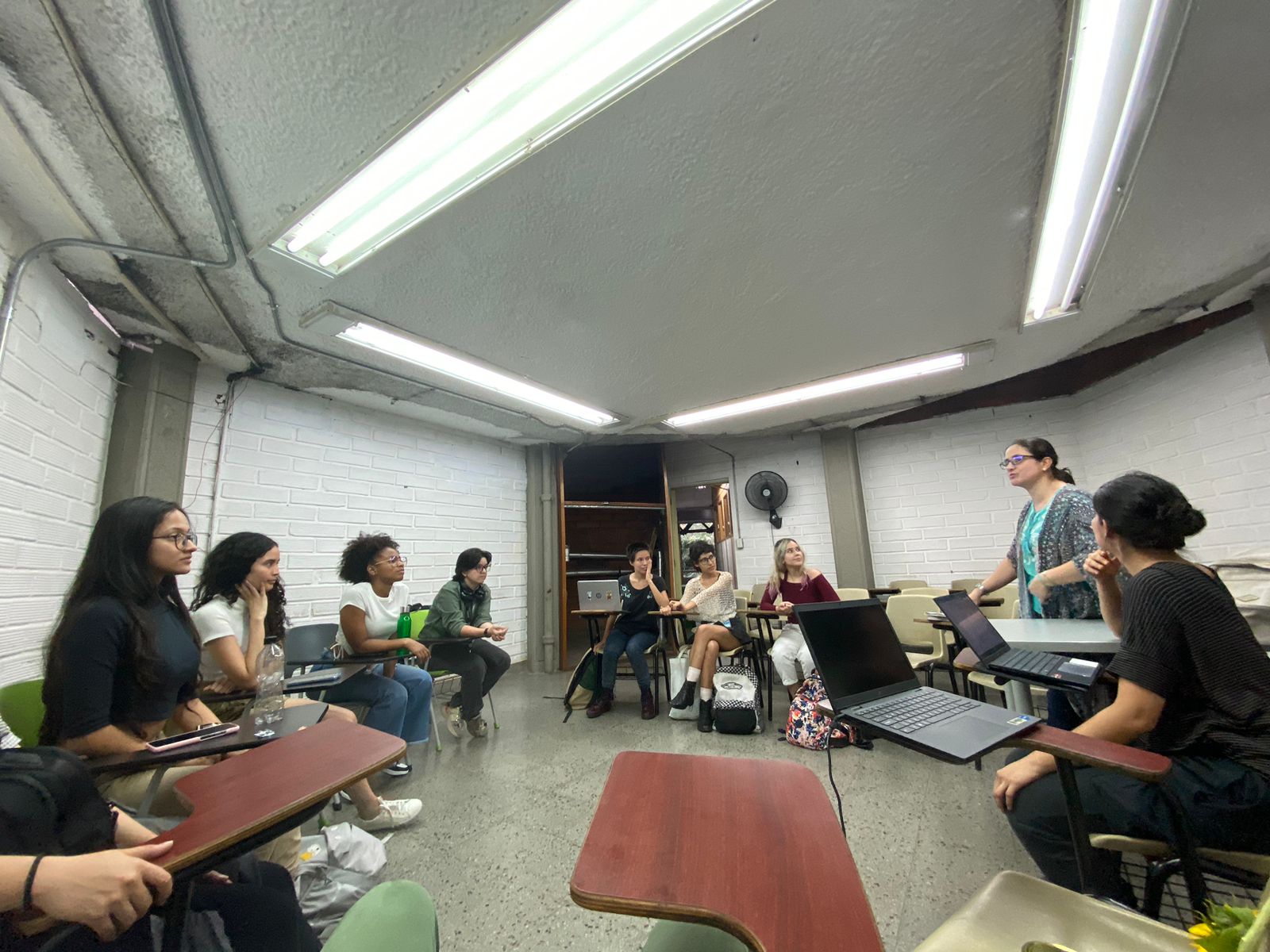 Fotografía de los integrantes del grupo de investigación Traducción, género y femenismo