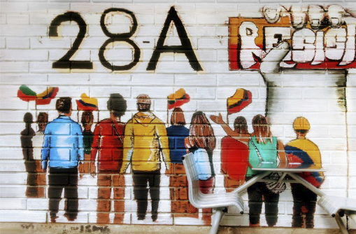 Tres íconos de siluetas de personas y una mano señalando al ícono de la mitad.