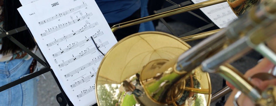 Toma cercana de una partitura con un trombón