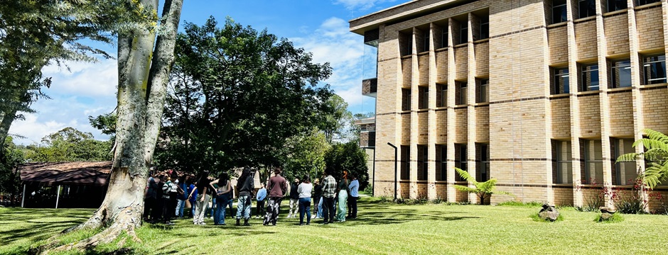 Panorámica del campus El Carmen de Viboral con estudiantes