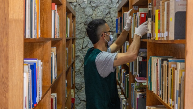 Biblioteca de la UdeA se enriquece con herencias de intelectuales