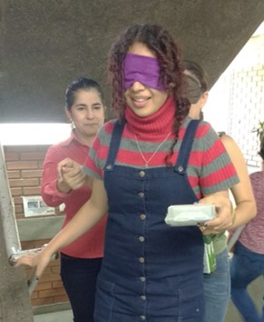estudiante con ojos vendados por pasillos de la EIB.