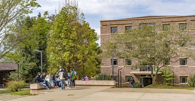 Panorámica del campus El Carmen de Viboral con un grupo de estudiantes departiendo en la plazoleta