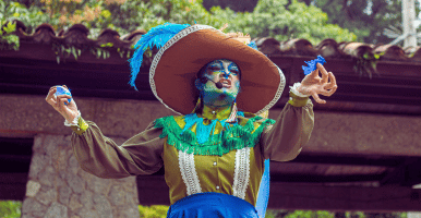 Mujer disfrazada, actuando en obra de teatro en plazoleta Barrientos de la UdeA