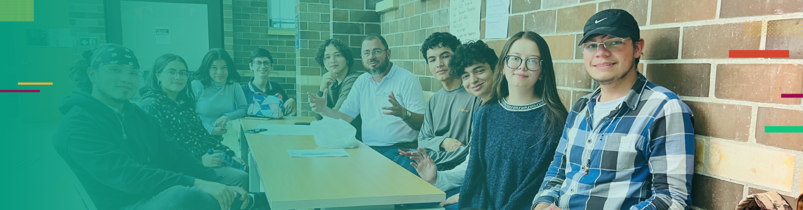 Un grupo de estudiantes del campus El Carmen de Viboral sonríen durante una sesión del Club de Conversación