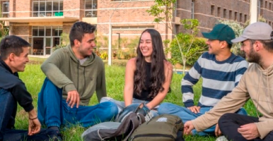 Un grupo de estudiantes compartiendo en las zonas verdes del Campus El Carmen de Viboral