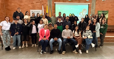 Grupo de beneficiarios de la beca Andrés Isaza Robledo durante la jornada de socialización en el campus Sonsón