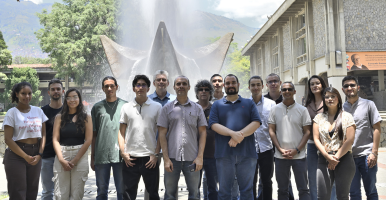forografía con 16 personas que integran el grupo de investigaicón Óptica y Fotónica
