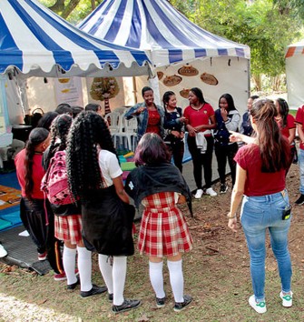 estudiantes educación media en carpa de fiesta del libro 2017.