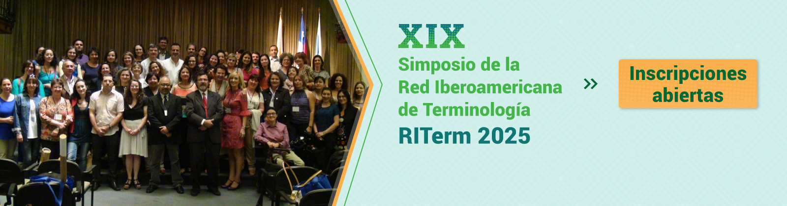 Foto grupo de personas Simposio RITERM 2023. Texto en fondo azul claro