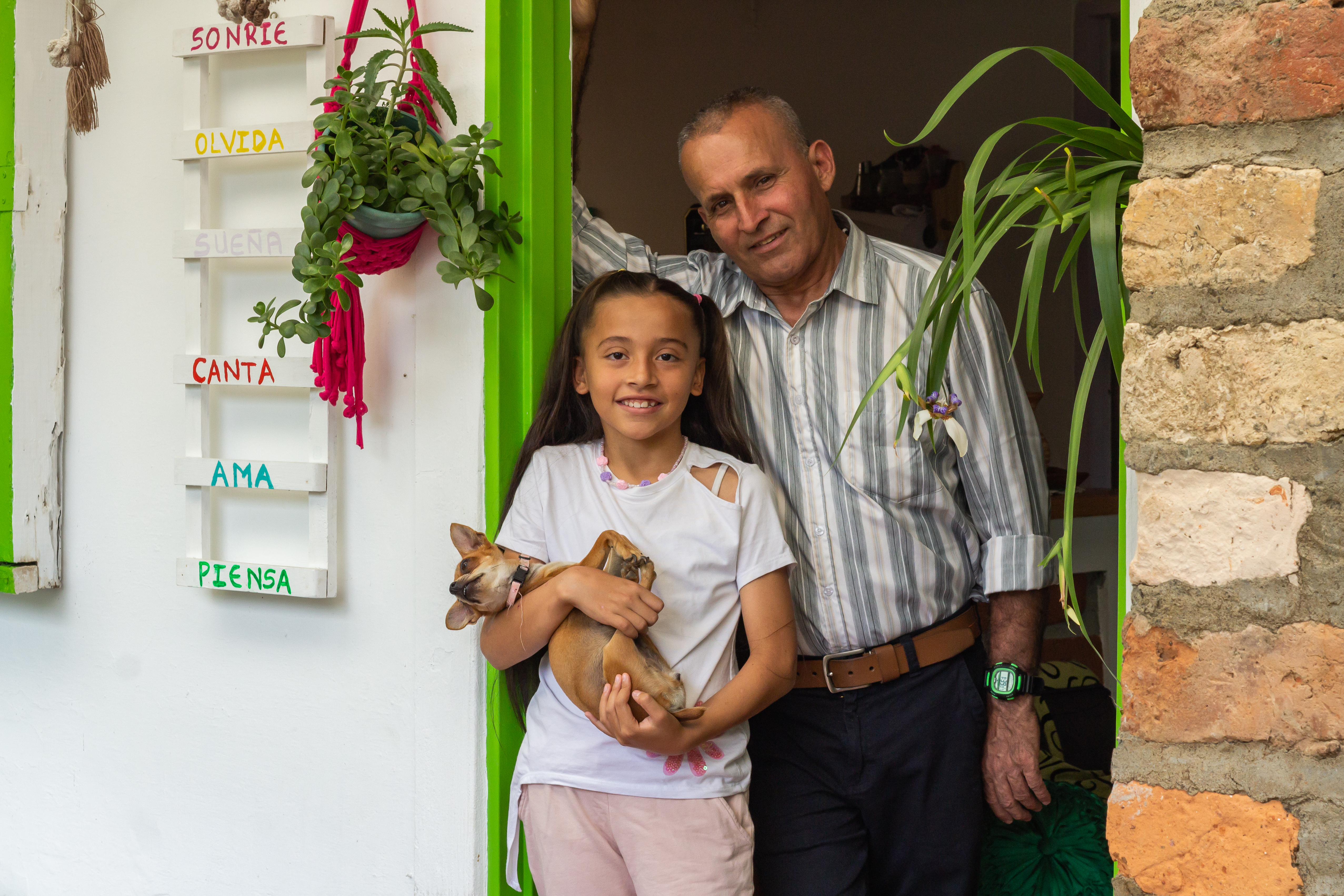 un persona sentada y un encuestador